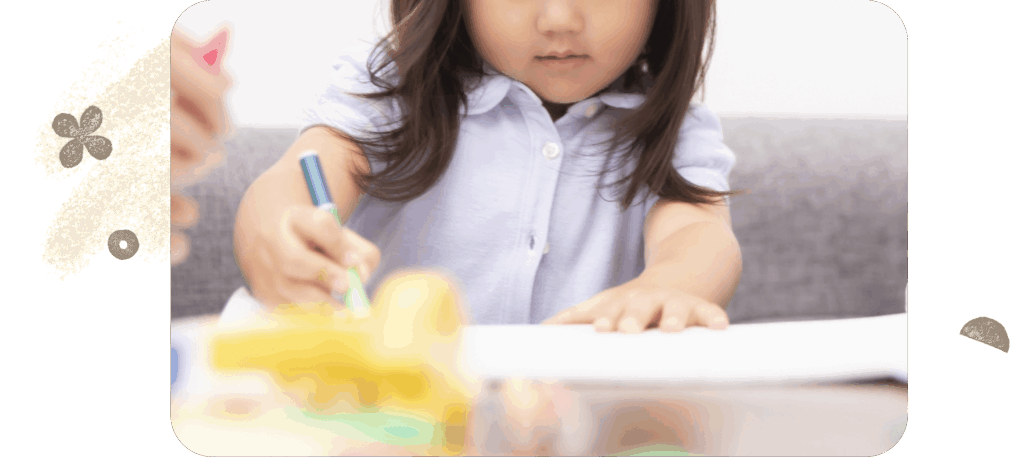 絵を描く幼児の写真。児童発達支援のイメージ。